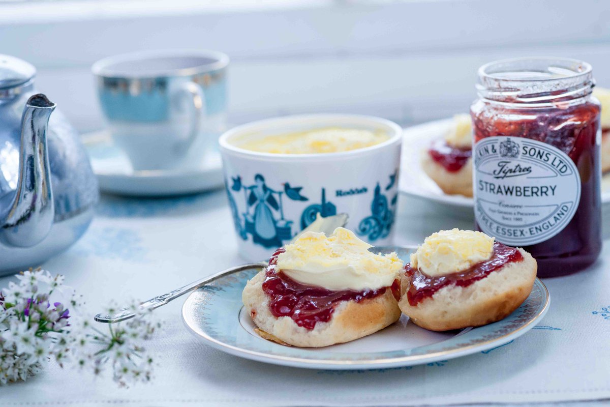 🍓 Happy #NationalCreamTeaDay! 

📸 This photo of the classic British treat was taken by David Griffen - who was Overall Winner of our Awards in 2015 - it features @roddas_cream &amp; <a href="/tiptree/">tiptree</a> strawberry jam  - sponsor of our Tiptree Cake Award. 

🤔 Do you like a #creamtea?