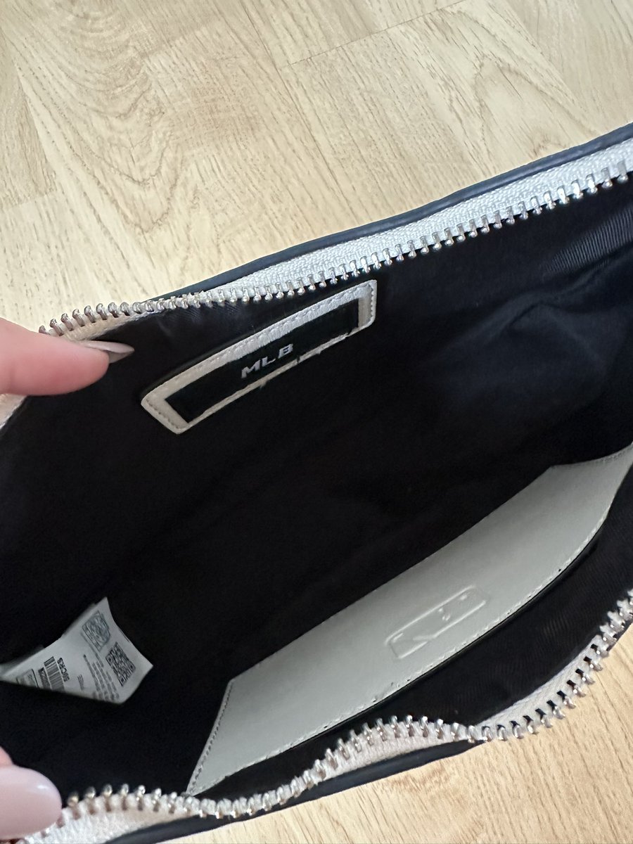 helloyellowshop's tweet photo. ส่งต่อกระเป๋า MLB embo monogram new york yankees hobo bag ของแท้ 💯

🤍 ราคา 690฿ รวมส่ง (จาก 3,000++)

สนใจทัก dm ได้เลยค่า 🙇🏻‍♀️

#mlb #กระเป๋าmlb #ส่งต่อกระเป๋า #ส่งต่อกระเป๋ามือสอ��� #ส่งต่อกระเป๋าเเบรนด์เนม #ส่งต่อกระเป๋าmlb #mlbbag #กระเป๋าเกาหลี https://t.co/tyXAbQZBu1