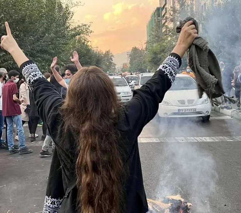 EnghelabIran22's tweet image. همانطور که مردم ایران با دستان خالی، سالهاست جنایتهای جمهوری اسلامی را در جهان افشا کردهاند، با همین دستان خالی نیز رژیم خونخوار اسلامی را به فروپاشی خواهند کشاند.
#ایران