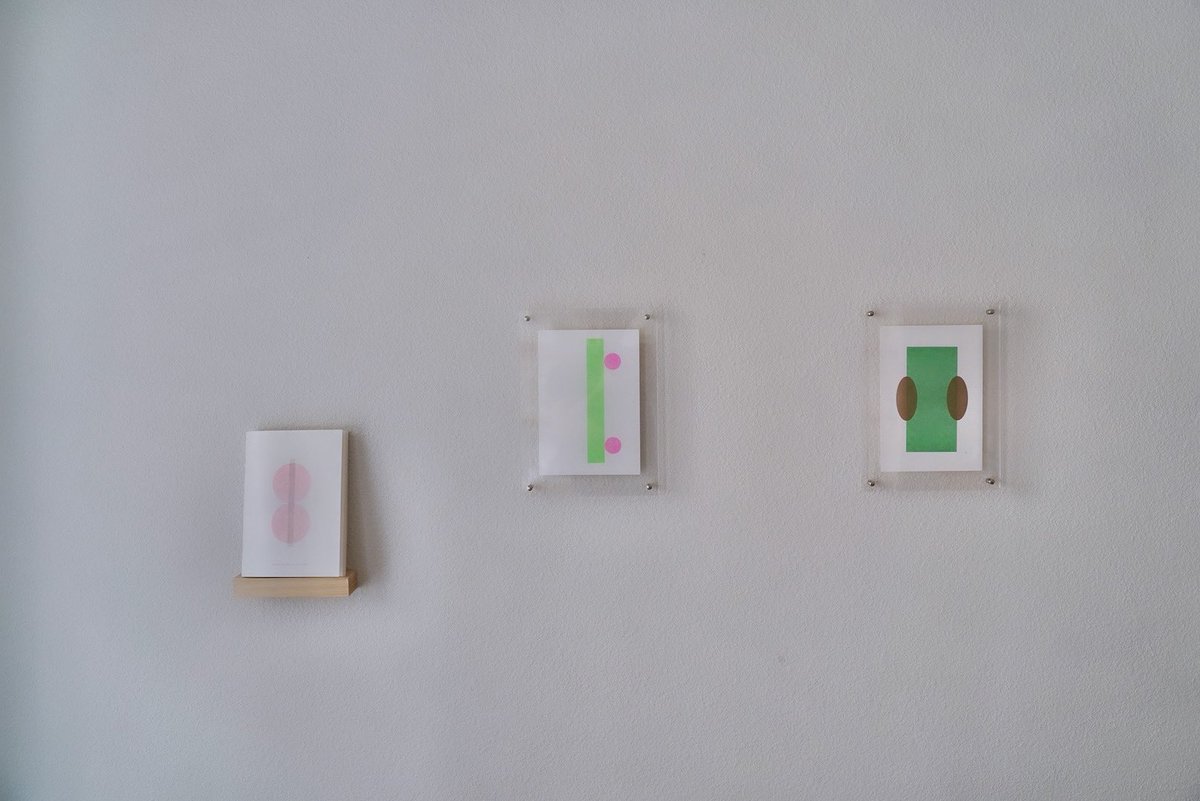 teaforyou01's tweet photo. graphic exhibition by okayukiko
"deux cecles un carre"
フランス語で二つのまると、一つのしかく。
この二つの要素のみを使うというシンプルな制限の中で、気持ちのよいかたちの組み合わせ、色の重なり合いを探求したドローイング作品。リソグラフ印刷。
#teaforyou https://t.co/vwDjY4P3Hs