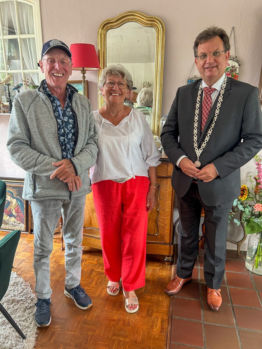 Gemeente Bunschoten (@gembunschoten) on Twitter photo Deze week bracht burgemeester <a href="/JacoGeurts/">Jaco Geurts</a> een bezoek aan drie 60-jarige #bruidsparen. Ook via deze weg feliciteren wij de diamanten #echtparen met dit prachtige #jubileum! ❤️🎈
💍 Van de Groep-de Graaf
💍 Bos-Vedder
💍 Hartog-van Twillert Deze week bracht burgemeester <a href="/JacoGeurts/">Jaco Geurts</a> een bezoek aan drie 60-jarige #bruidsparen. Ook via deze weg feliciteren wij de diamanten #echtparen met dit prachtige #jubileum! ❤️🎈
💍 Van de Groep-de Graaf
💍 Bos-Vedder
💍 Hartog-van Twillert