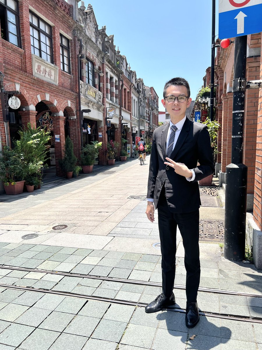 在三峽老街出沒的西裝男子