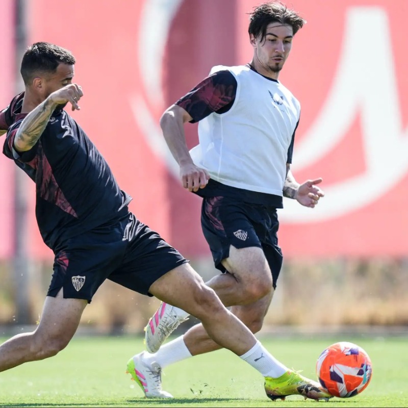 SevillaFC's tweet photo. ℹ️ La lista de canteranos que comenzarán la pretemporada a las órdenes de @peladoalmeyda. ⚪️🔴

#WeareSevilla #CanteraSevillaFC