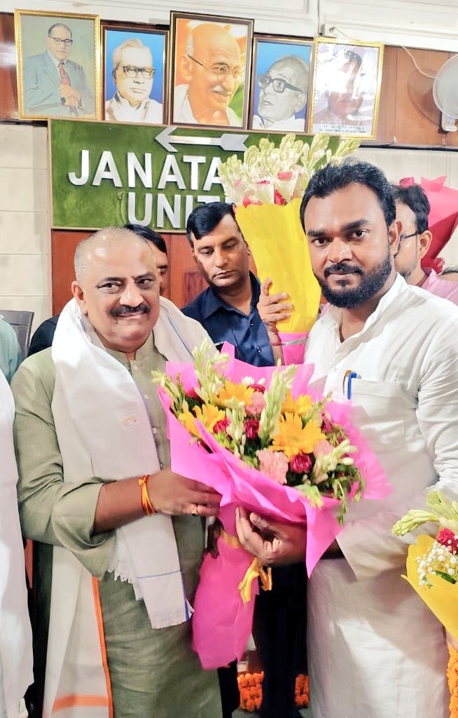 gaurishankarjdu's tweet image. ऑपरेशन सिंदूर की ऐतिहासिक सफलता पर अंतर्राष्ट्रीय मंच पर भारत का गौरव बढ़ाकर लौटे राज्यसभा सांसद सह राष्ट्रीय कार्यकारी अध्यक्ष
माननीय श्री @SanjayJhaBihar जी का भव्य स्वागत!!💐💐
#JDU #NitishKumar 
@NitishKumar @Jduonline @JdudelhiHQ @SHAILENDRAJDU