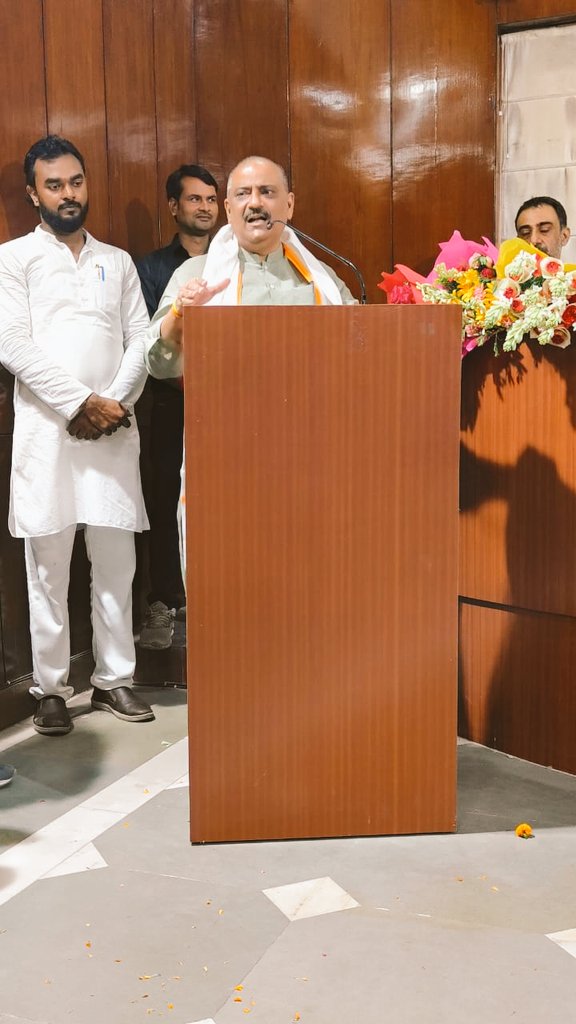 gaurishankarjdu's tweet image. ऑपरेशन सिंदूर की ऐतिहासिक सफलता पर अंतर्राष्ट्रीय मंच पर भारत का गौरव बढ़ाकर लौटे राज्यसभा सांसद सह राष्ट्रीय कार्यकारी अध्यक्ष
माननीय श्री @SanjayJhaBihar जी का भव्य स्वागत!!💐💐
#JDU #NitishKumar 
@NitishKumar @Jduonline @JdudelhiHQ @SHAILENDRAJDU