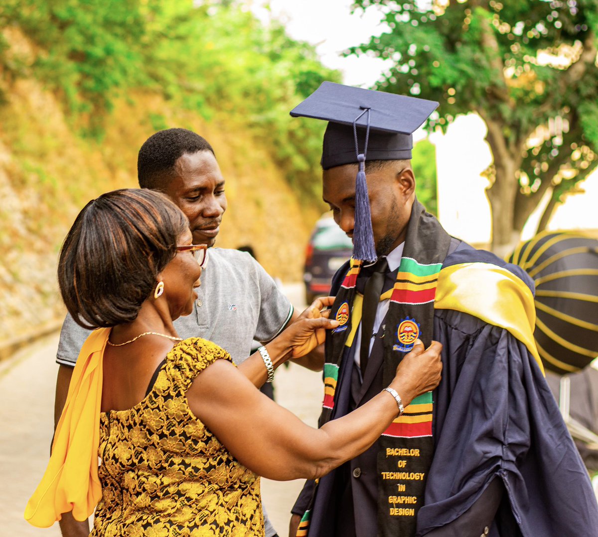 Pro_designer_'s tweet image. Degree bagged 🎓
Congratulations to myself 🎉