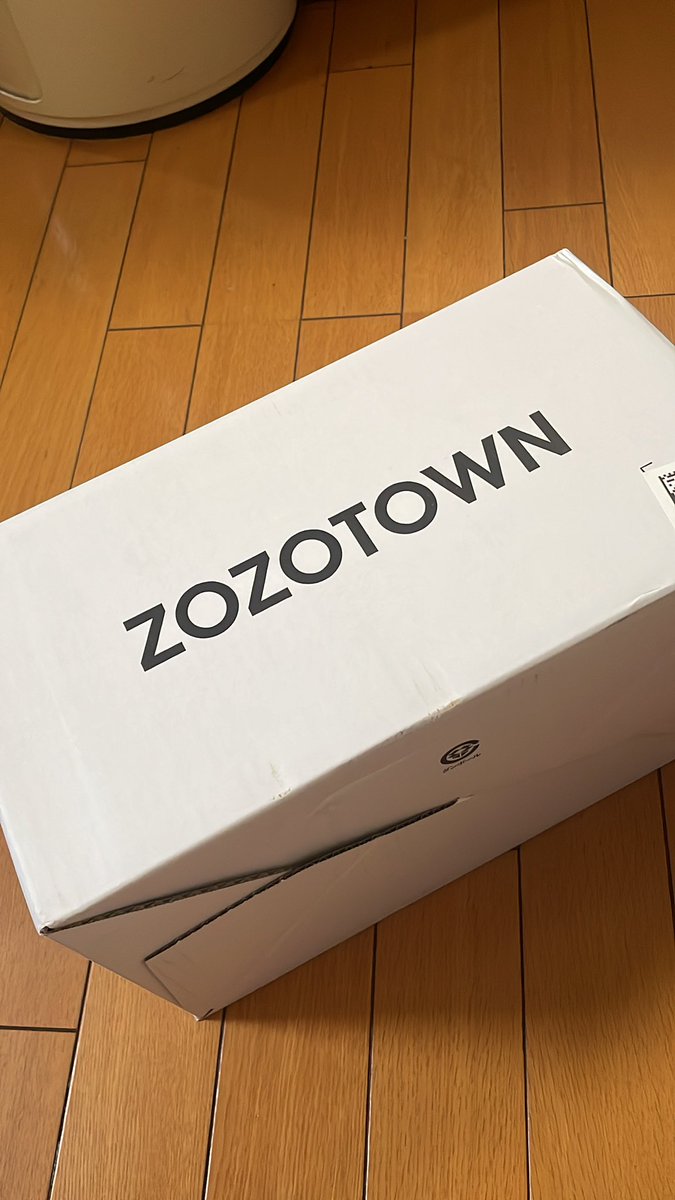 saiHI8's tweet photo. 白箱で届いた！

#ZOZOSALE箱CP https://t.co/DwtNayQgkH