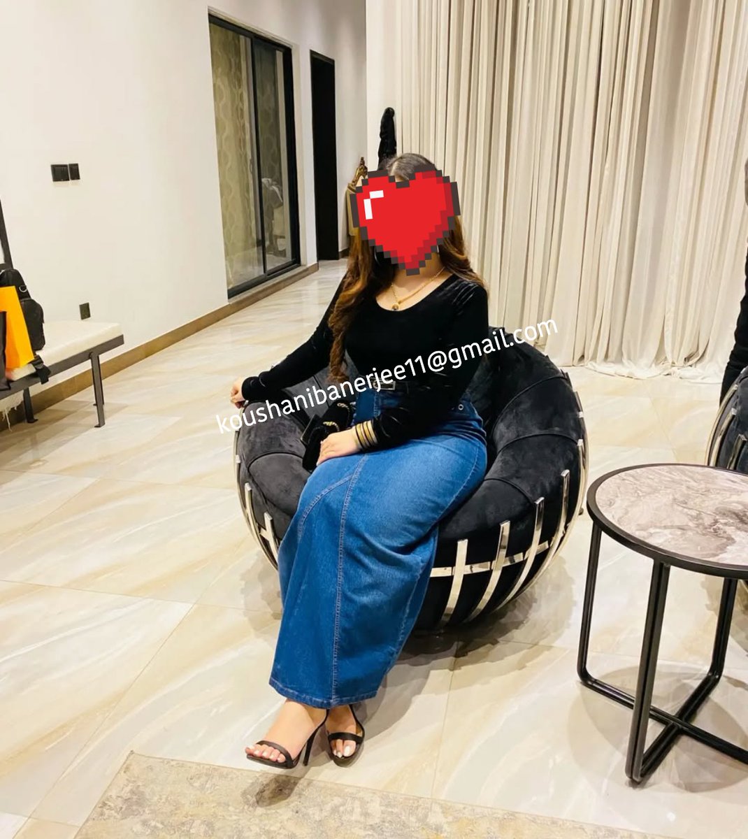 Queenkoushani's tweet photo. "Down at my feet👣 is exactly where you belong🤏.
Not beside me, not behind me—beneath me.🧎
Each toe🖕, each step👠, a reminder of your place😂🥱.
You don’t get to lead; you get to kneel🧎.
Now, show me how well you worship👢🐕‍🦺." https://t.co/1Ay1uI3c7C