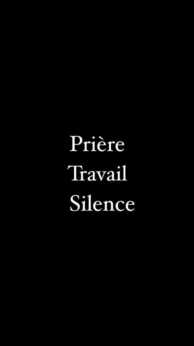 Prie en silence, travail en silence.