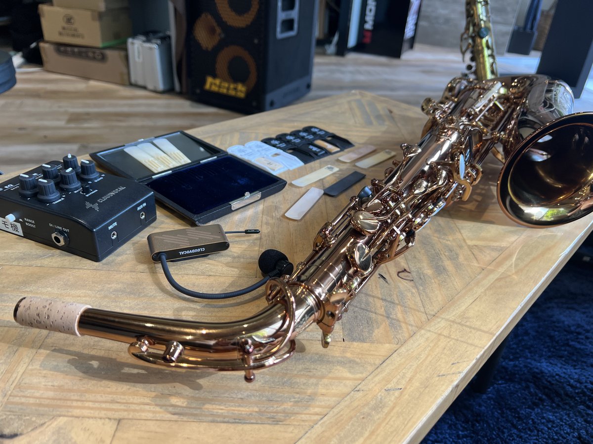 今日はキクタニミュージックさんにお邪魔してきました！
最初はワイヤレスマイクをご紹介いただくという話でしたが、取り扱いリードに楽器まで出していただきました。

そしてびっくりしたのが樹脂リードFORESTONE「響」
こんなに違和感ないのは初めて。
是非ソプラノも出してほしいと伝えました🙏