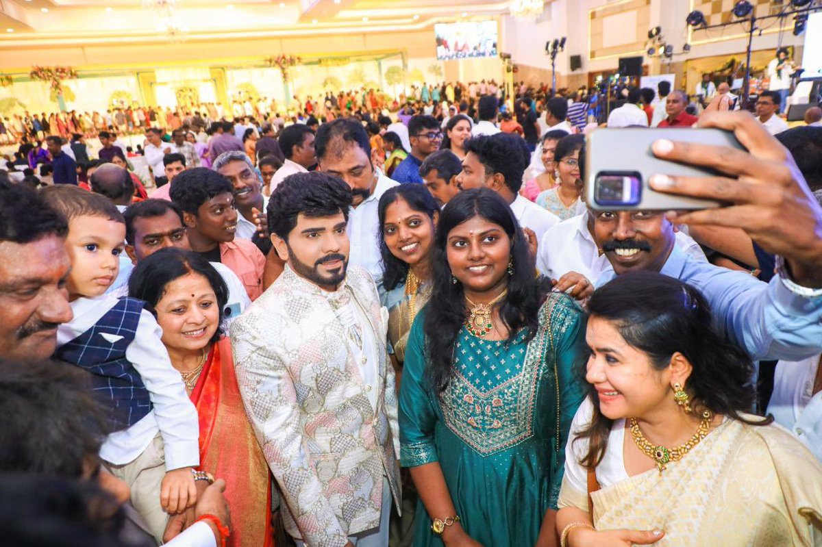 MoviesSingapore's tweet photo. #TheLegend  மக்களோடு மக்களாக கல்யாணத்தில் கலந்துகொண்ட போது 🤝 🔥 

#TheLegendsNext Diwali 2025 
EARTH 🌍 - SHATTERING EXPECTATIONS 💥 https://t.co/qXFPd2rLs6