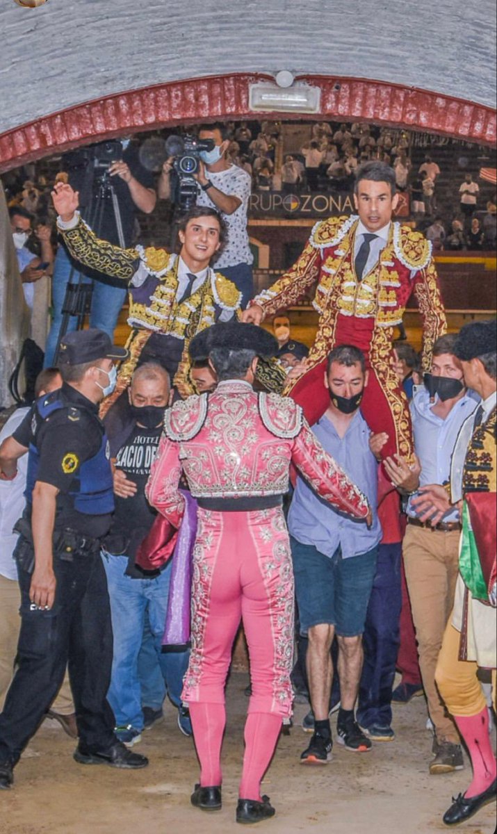Hoy 27 de junio se cumplen 4 años de esta foto. Manzanares y Roca Rey, a hombros en Castellón. Mañana se verán las caras de nuevo en esta misma plaza, junto a Cayetano. 📸V. Canelles