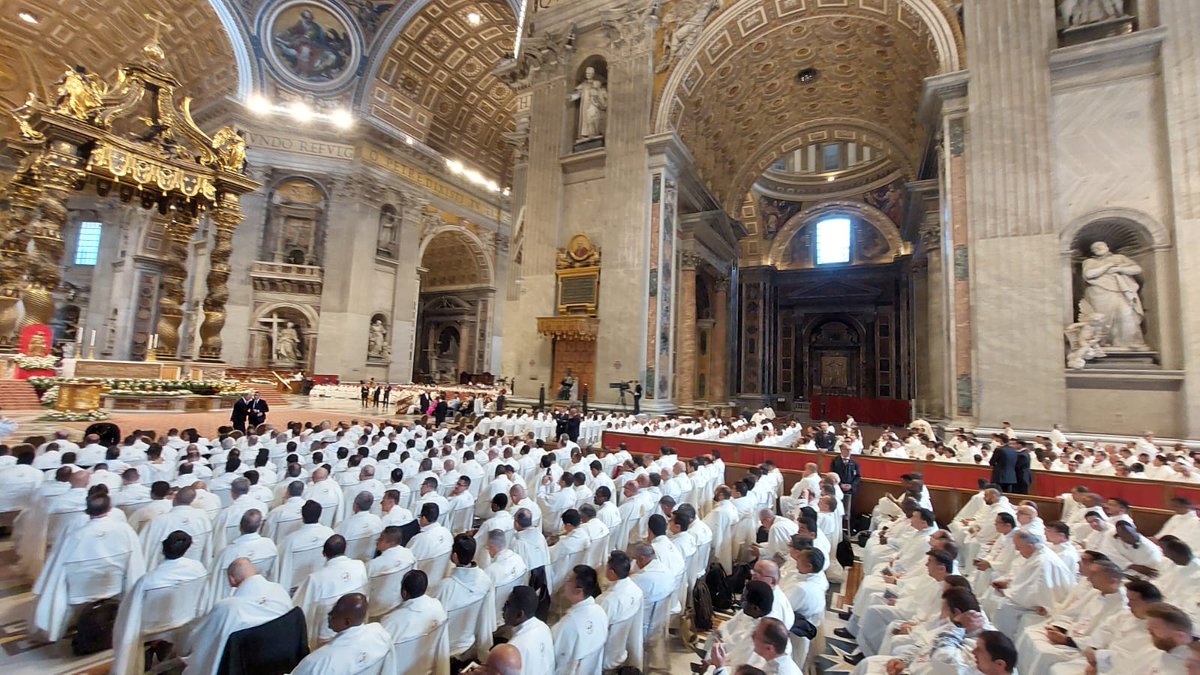 VictoriaCardiel's tweet image. Es impresionante ver la basílica de San Pedro engalada de blanco en la fiesta del Sagrado Corazón de Jesús.
📷 @TurkElias