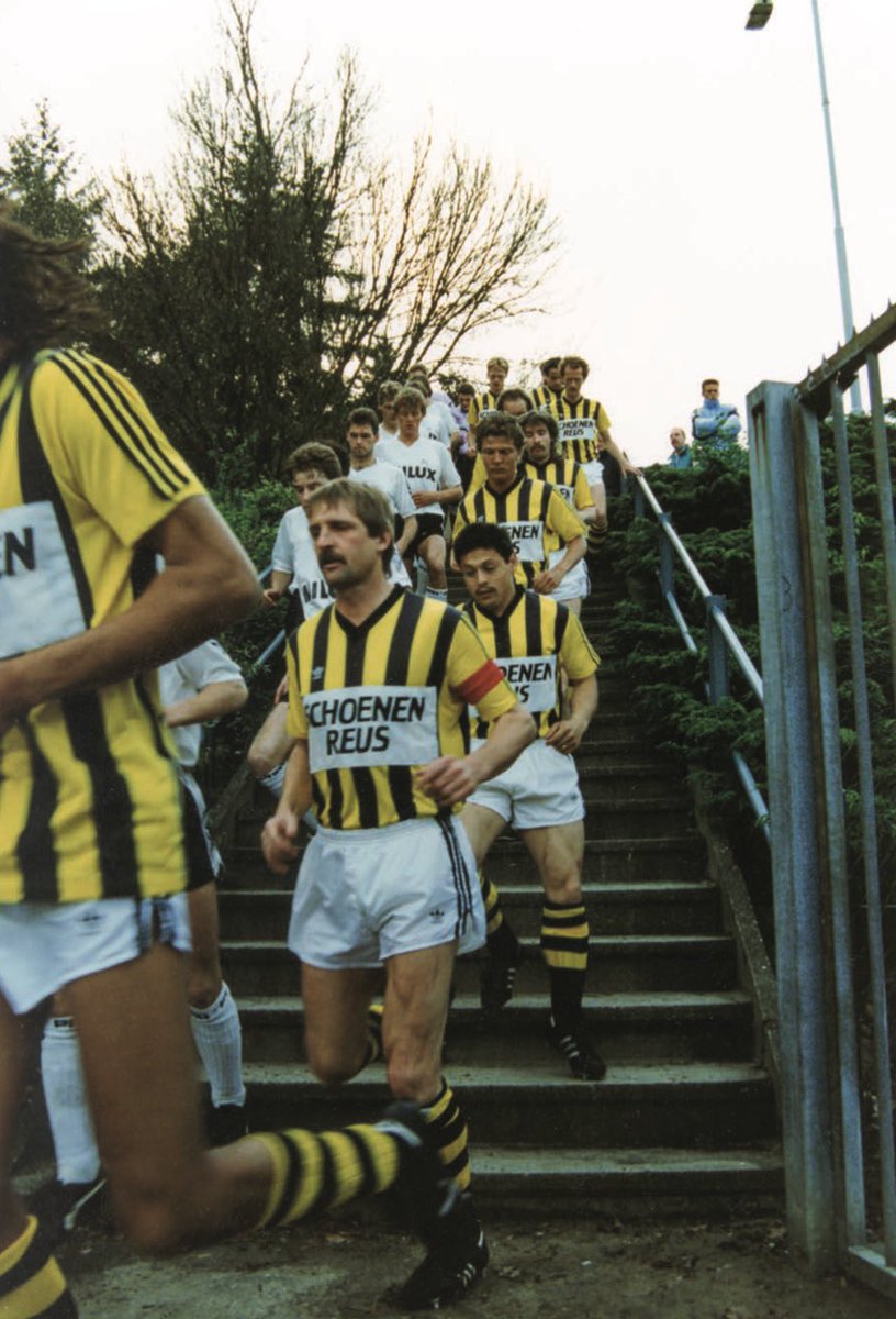 Staantribune (@staantribune) on Twitter photo βArnhemmers hadden de laatste jaren van het stadion een haat-liefdeverhouding met Nieuw Monnikenhuizeβ, stelt supporter <a href="/FerryReurink/">Ferry Reurink</a>, die vanaf 1985 kind aan huis is bij #Vitesse. βHet werd vooral gezien als gedateerd, maar er hing bij zevenduizend toeschouwers wel een heerlijke βArnhemmers hadden de laatste jaren van het stadion een haat-liefdeverhouding met Nieuw Monnikenhuizeβ, stelt supporter <a href="/FerryReurink/">Ferry Reurink</a>, die vanaf 1985 kind aan huis is bij #Vitesse. βHet werd vooral gezien als gedateerd, maar er hing bij zevenduizend toeschouwers wel een heerlijke