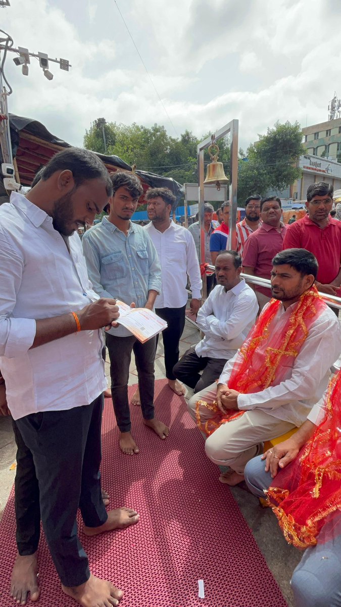 ABVPHariGoud's tweet photo. Akhil Bharatiya Vidyarthi Parishad Vidyanagar Vibhag, today, the first membership was presented to Osmania University student and Vidyanagar Vibhag Convener Hariprasad by Telangana State President Jana Reddy.
#abvp #membership  @ABVPVoice @ABVPTelangana https://t.co/l3ruEBbDtF