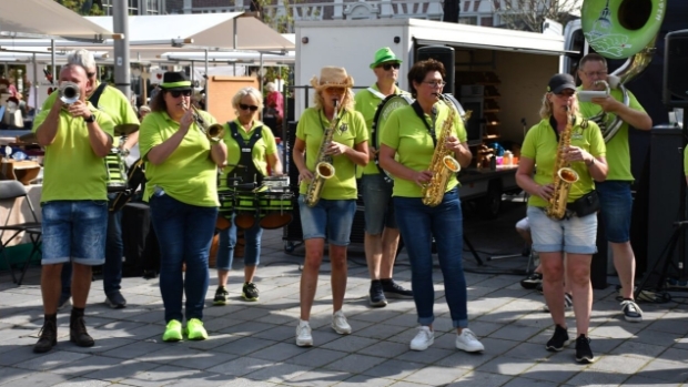 Dweilorkesten zorgen zaterdagmiddag voor muzikaal vermaak in het centrum van Heerenveen -  grootheerenveen.nl/l/113795