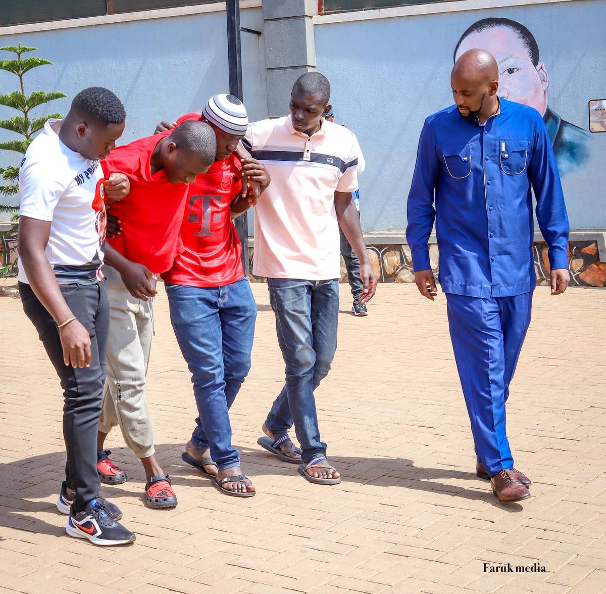 KabuyeFrankK's tweet image. Torture does not win anyone support. It instead breaks down even the little you have. The continuous abduction and torture of our comrades is really heartbreaking and must be stopped!
#FreeAllPoliticalPrisonersInUganda