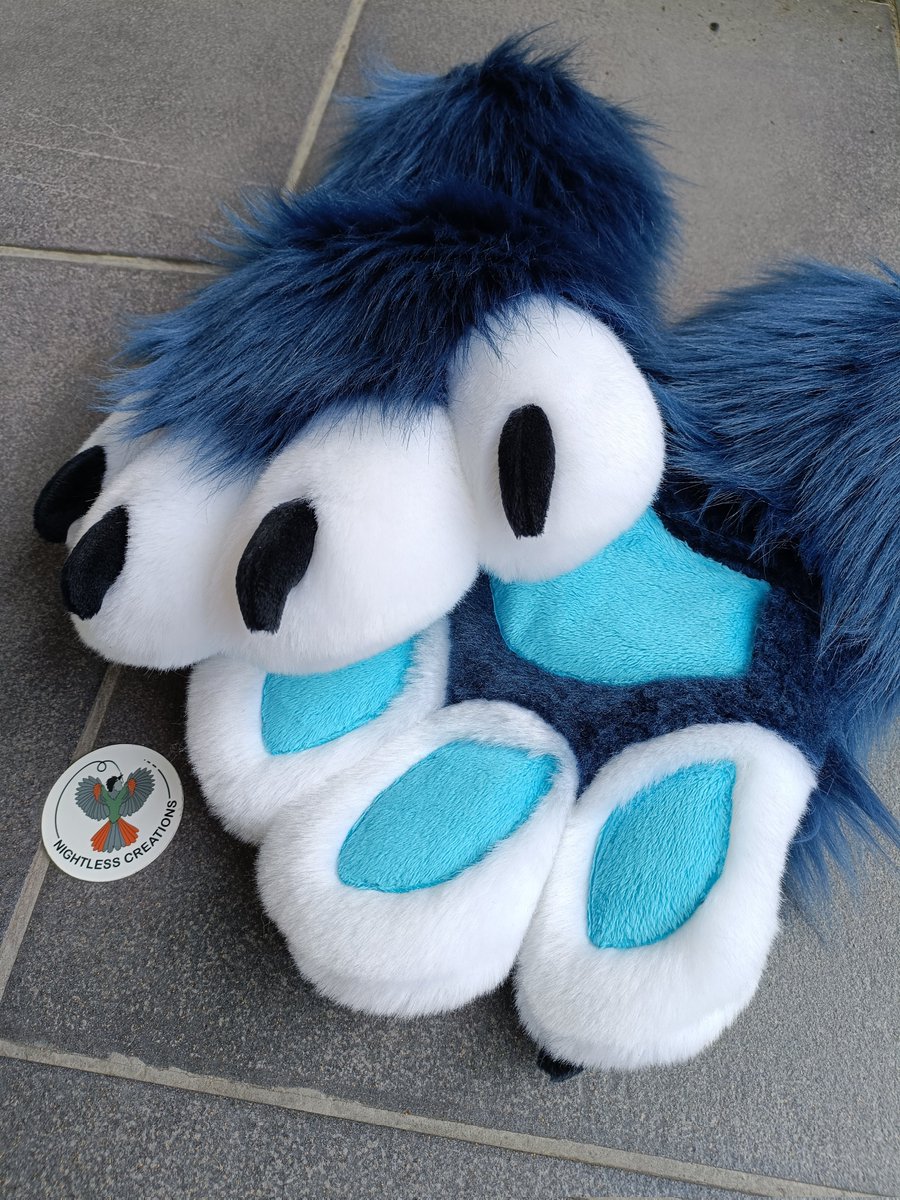 4-fingered handpaws with claws! These went to the UK 🇬🇧

#furry #fursuit #fursuitmaker
