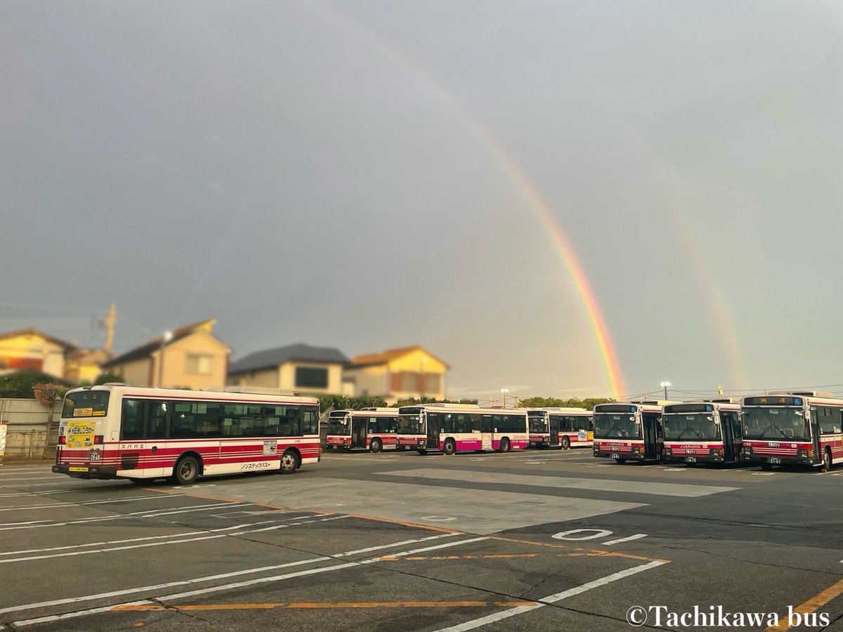tachikawabus's tweet image. こんにちは☀️
本日の投稿では、皆様に幸せのお裾分けをさせていただきます🤭
最近立川近辺では雨の日が続き、梅雨らしい天気ばかりですが、この景色が見れるのも梅雨ならではですね🌈🌈
(📸2025.6.26 撮影場所:上水営業所)