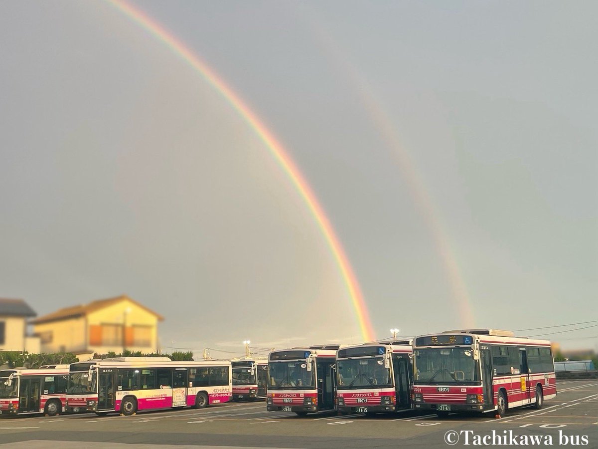 tachikawabus's tweet image. こんにちは☀️
本日の投稿では、皆様に幸せのお裾分けをさせていただきます🤭
最近立川近辺では雨の日が続き、梅雨らしい天気ばかりですが、この景色が見れるのも梅雨ならではですね🌈🌈
(📸2025.6.26 撮影場所:上水営業所)