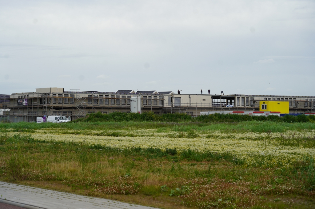 Brede School De Driemaster krijgt steeds meer vorm in de Urker Zeeheldenwijk; hoogste punt is bereikt -  heturkerland.nl/l/48772