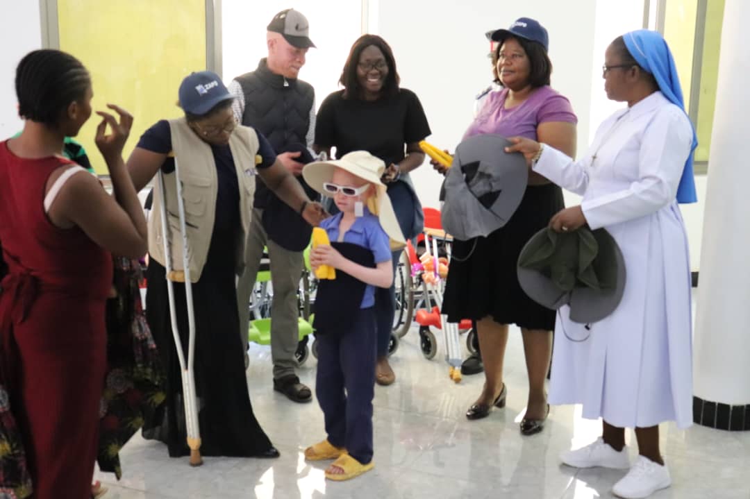 ZAPD_HQ's tweet image. June 25 June marked #AlbinismAwarenessDay for Northern Province under the theme “Demanding Our Rights: Protect Our Skin, Preserve Our Lives.” 🌞

🎁 108+ beneficiaries received sunscreen, hats &amp;amp; sunglasses, thanks to @mohzambia, ZAPD &amp;amp; Sisters of Child Jesus.

#InclusionMatters