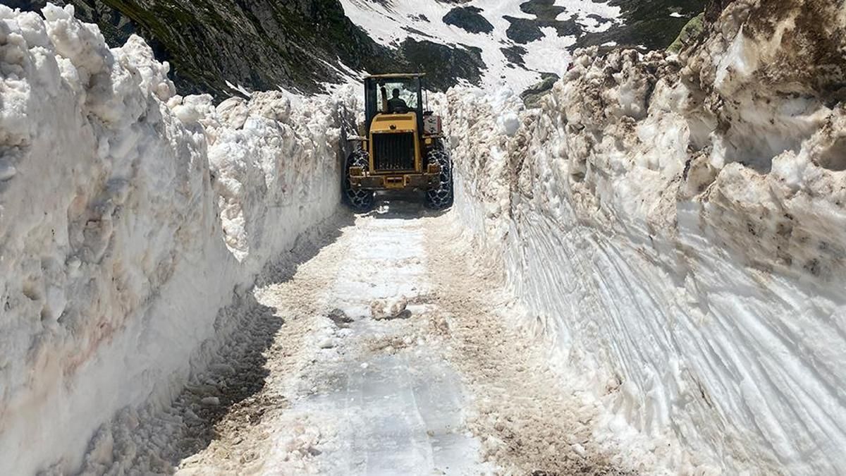 Rize'de yol açma savaşı: Haziran'da Karadeniz'de kar engeli buff.ly/LbanUG6