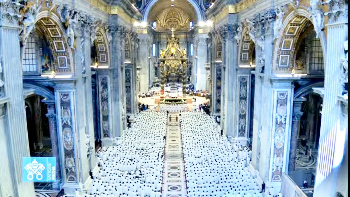 Siamo tanti qui in San Pietro…
Speriamo di divenire tanti santi