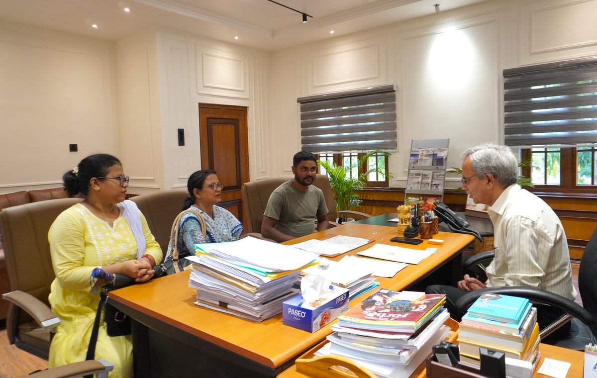 Mrs. Himakshi Haloi, Magazine Secretary of the Dakhin Beltola High School Golden Jubilee Committee, called on the Chairman of the Brahmaputra Board, Dr. Ranbir Singh, this afternoon. The purpose of her visit was to formally invite the Chairman to their school's Golden Jubilee
