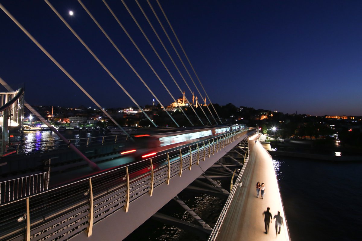 VolkanDemir_PhD's tweet photo. 🌙 İstanbul Uyumaz!

Gece geç saatlerde bile evinize güvenle ve rahatça ulaşabilmeniz için metro ve vapur seferlerimiz devam ediyor.
M1, M2, M4, M5 başta olmak üzere toplam 7 metro hattımızda, Cuma’dan Pazar’a tam 66 saat kesintisiz gece seferleriyle İstanbul’un ritmi hiç durmuyor.

Bostancı-Adalar ring hattında her gün, Kadıköy-Karaköy-Beşiktaş vapur hatlarında ise cumayı cumartesiye, cumartesiyi-pazara bağlayan gecelerde yaz boyunca sefer düzenliyoruz. 🚇🚢

#Metroİstanbul #ŞehirHatları #GeceMetrosu #GeceVapuru #GüvenliUlaşım
