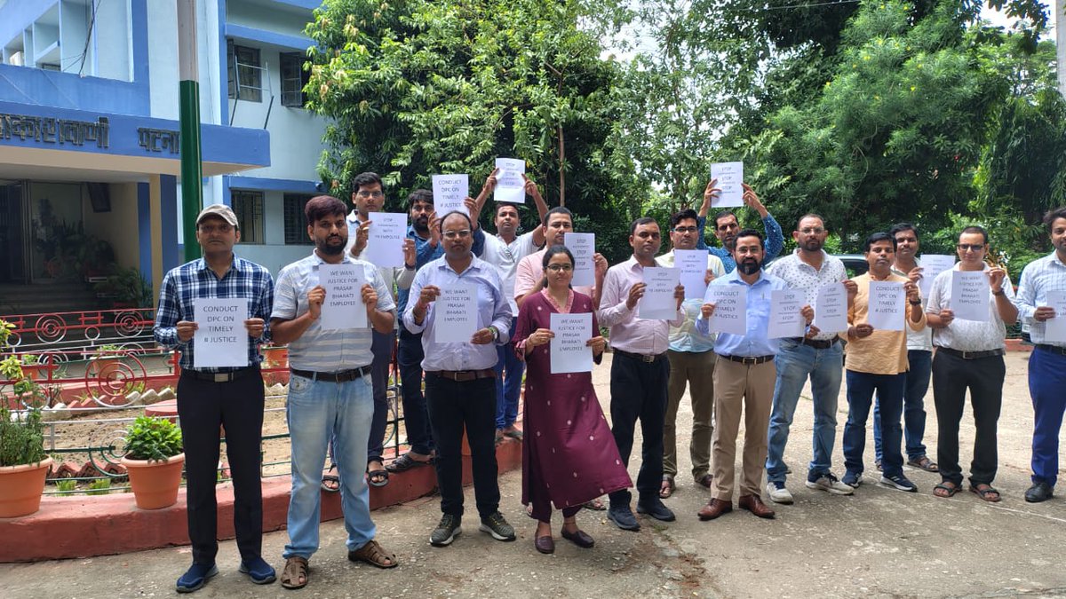 AKR_Ranjan's tweet photo. 🎙️ मन की बात में योगदान, लेकिन अपने ही विभाग में उपेक्षा! 🎙️
प्रसार भारती कर्मचारियों के साथ हो रहा है दुर्भाग्यपूर्ण व्यवहार!!
#मनकीबात #MannKiBaat @GauravDwivedi95 @navneetsehgal3 @pragyapgaur @sjaju1 @prasarbharati  @AshwiniVaishnaw @PMOIndia @narendramodi https://t.co/bbRCjQ53lA