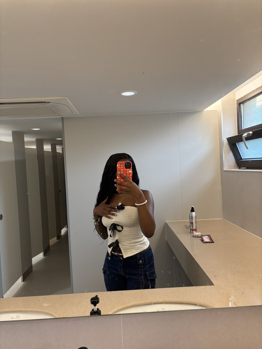 debtforjas's tweet photo. you see a mirror selfie, i see another reason you owe me 𝔁𝓸𝔁𝓸 https://t.co/ZB5o4JLl1P