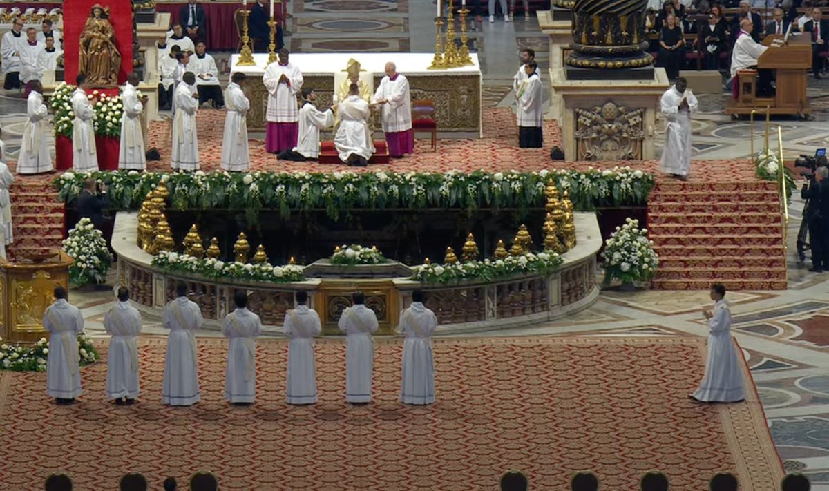 VictoriaCardiel's tweet image. Mucha emoción en la fila para ser ordenado sacerdote por el Papa en la basílica de San Pedro. Son 32 y algunos vienen de las periferias olvidadas del mundo: Sri Lanka, Rep. Centroafricana, Camerún, Angola, Vietnam, Etiopía, Tanzania, Ghana, Nigeria...
@aciprensa
@EWTNNoticias