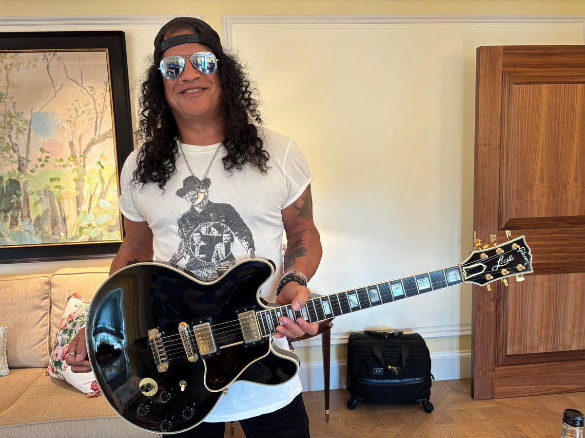 #Slash with a Gibson Lucille from 1981 yesterday in London, UK. 🤘📸RH guitars #GunsNRoses
