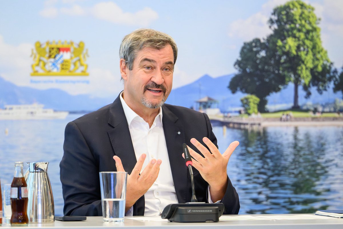 Markus_Soeder's tweet photo. Heute bundesweiter #Digitaltag: Bayern ist Digital-Land! Allein in den letzten zehn Jahren haben wir über 2,5 Milliarden Euro in den Breitbandausbau investiert. Auch bei Gigabit und Mobilfunk setzen wir als Flächenland Maßstäbe. Als erstes Bundesland haben wir ein eigenes Digitalministerium gegründet. Besonders wichtig sind uns die Schulen: Mit fast 700.000 Endgeräten, 86.000 digitalen Klassenzimmern und 98 Prozent Internet in Unterrichtsräumen liegen wir weit vorne. Aber wir müssen noch besser werden in Deutschland. Deshalb ertüchtigen wir unsere Verwaltung, werden noch mehr KI einsetzen und die Schnittstellen besser vernetzen. Wir wollen, dass unsere kleinsten Gemeinden angebunden und versorgt werden wie die Großstädte. Nur wer die Daueraufgabe Digitalisierung mutig angeht, wird im internationalen Wettbewerb bestehen! PS: Natürlich fand unser Gespräch passend zum Digitaltag als Schalte statt - mit einem schönen Bild vom Chiemsee im Hintergrund. 😃