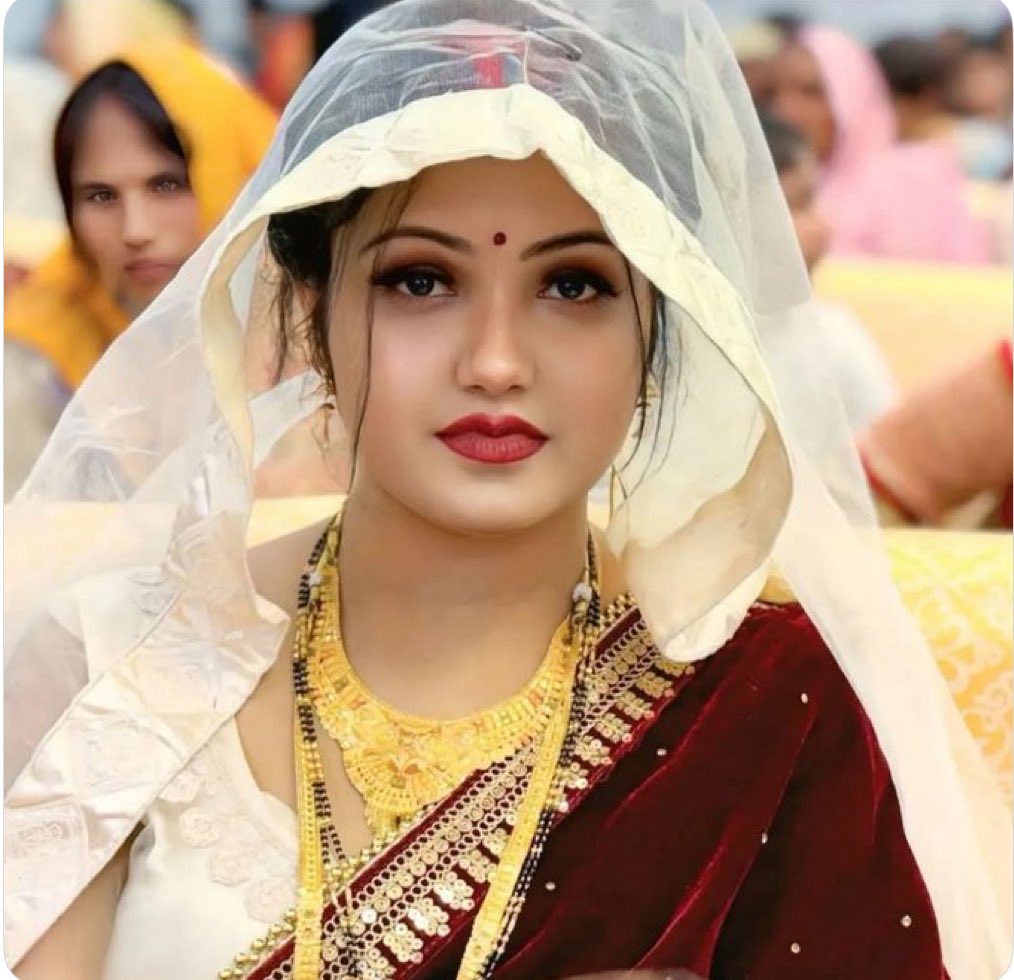 Naynesh Shah (@nayneshshah) on Twitter photo <a href="/Chandra_kiiran/">चंद्रलेखा</a> तुझे पाने की हसरत अपनी पलकों पर बिछा दूँ
और तुझे खोने का डर अपनी सांसों में ओढ़ लूँ मैं
तू तन्हा दिखे तो तेरी हर उदासी को समेट लूँ
तेरे हर आँसू का सहरा बन जाऊँ
पर जब तू पास हो जब तू मिल जाए तो खुद को तुझसे आज़ाद कर दूँ
इश्क़ में मोहब्बत जितनी गहरी होती है
उतनी बेचैनी भी❤️🔥
#नयन <a href="/Chandra_kiiran/">चंद्रलेखा</a> तुझे पाने की हसरत अपनी पलकों पर बिछा दूँ
और तुझे खोने का डर अपनी सांसों में ओढ़ लूँ मैं
तू तन्हा दिखे तो तेरी हर उदासी को समेट लूँ
तेरे हर आँसू का सहरा बन जाऊँ
पर जब तू पास हो जब तू मिल जाए तो खुद को तुझसे आज़ाद कर दूँ
इश्क़ में मोहब्बत जितनी गहरी होती है
उतनी बेचैनी भी❤️🔥
#नयन