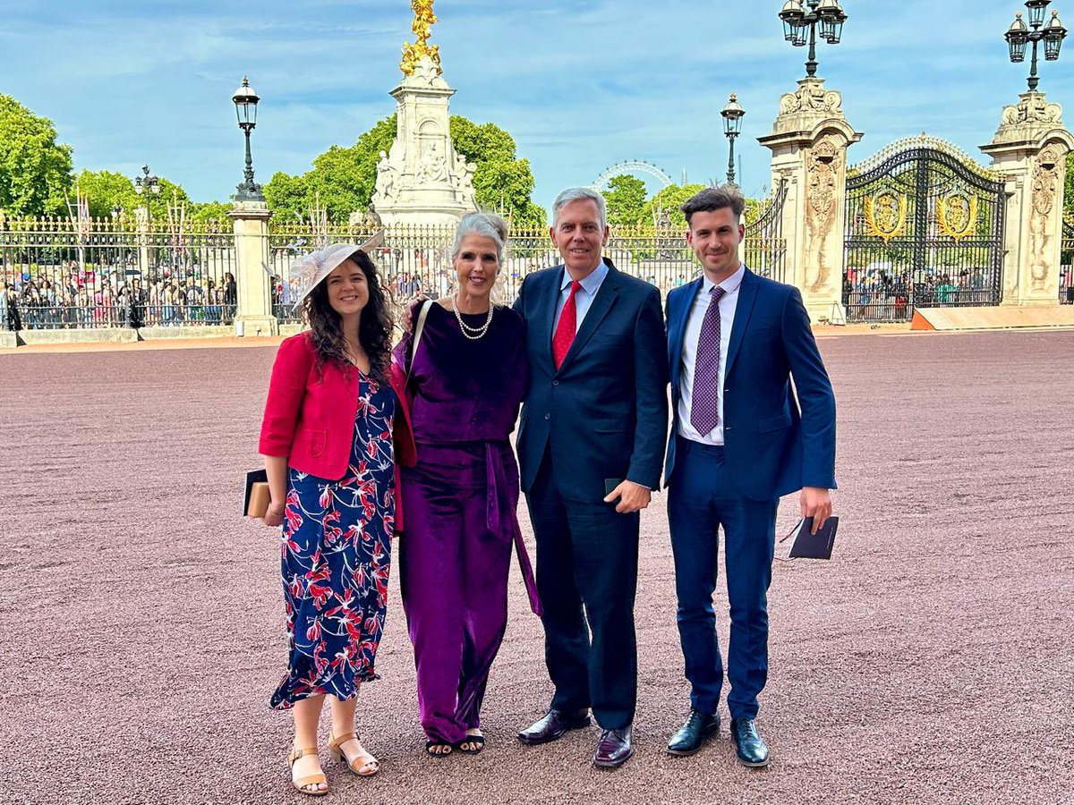 AJPhillipson's tweet image. Wonderful to see David Warmback, 🇬🇧Hon Consul in Durban, at Buckingham Palace yesterday to be made an MBE by HRH The Princess Royal “for services to British Nationals in South Africa”. Many congratulations David! Lovely to see our former colleague Lizzy Walker there too!
#UKinSA