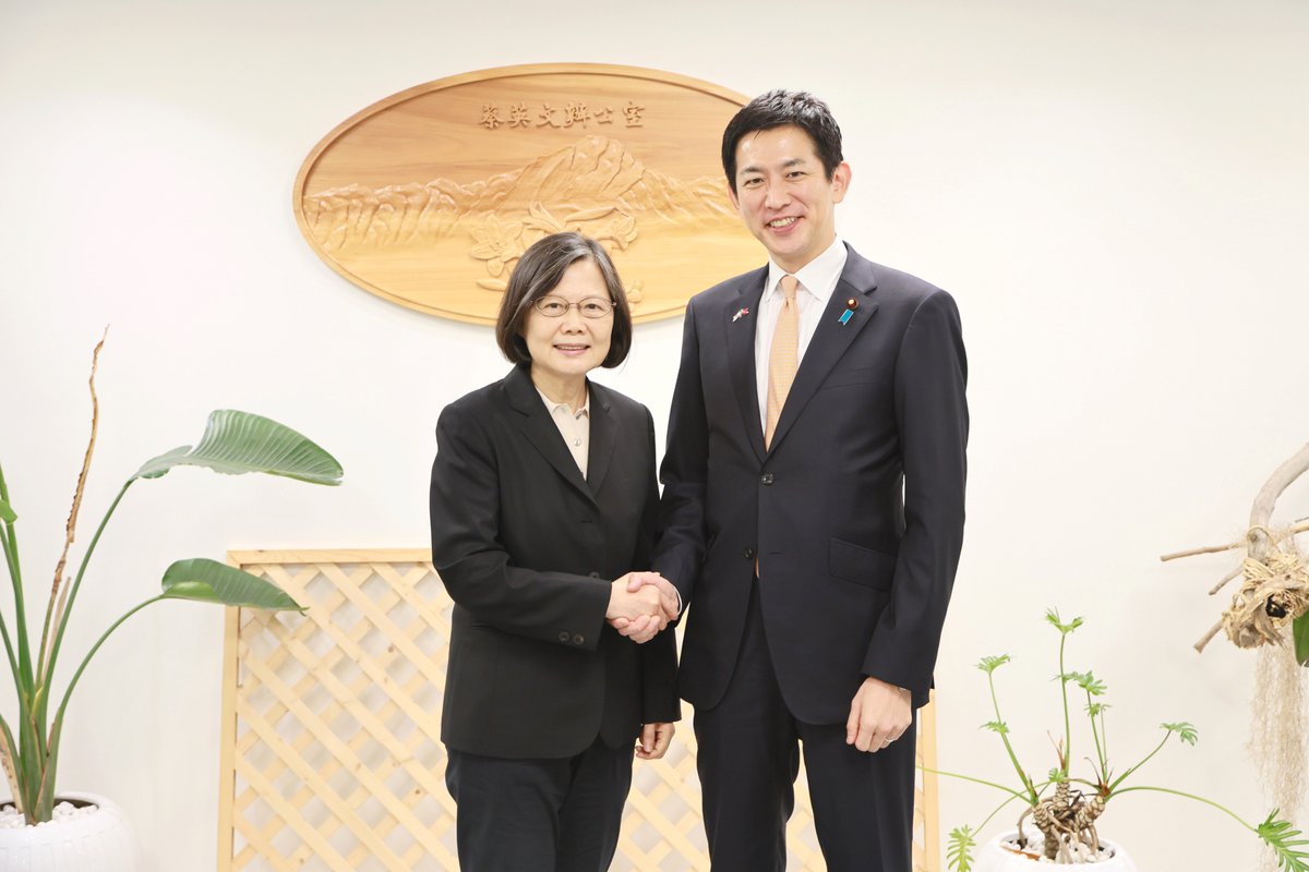 iingwen's tweet image. 小林鷹之先生@kobahawkと再会でき、大変嬉しく思います。
議論における真摯な姿勢と確固たる信念に触れ、まさに「有志有途」を体現する政治家だと改めておもいました。
また有意義な意見交換ができる日を楽しみにしています。今後の更なるご活躍を期待しています!