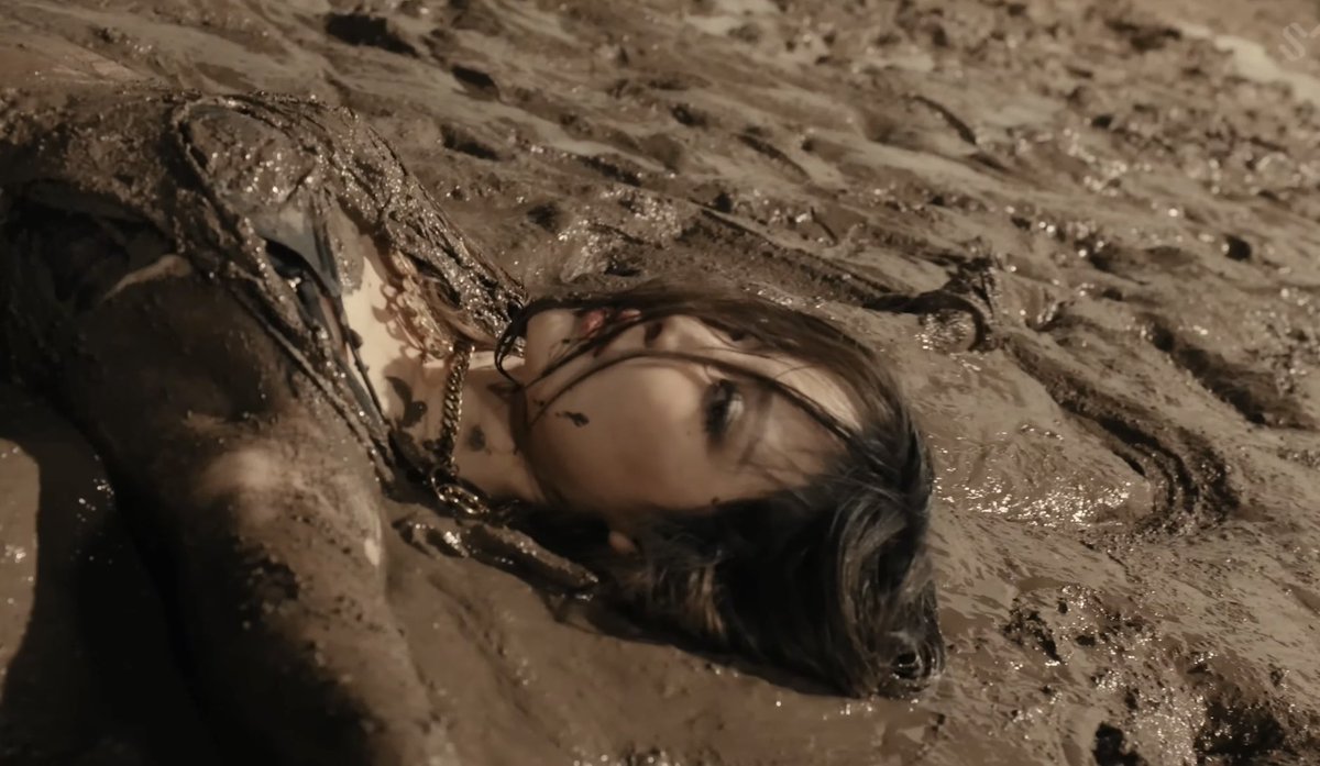 Dirty work ให้เลยว่าเป็นเอ็มวีที่เหม็นที่สุดของเอสป้า พวกนางทุ่มเทกันมากคลานบนโคลน มุดท่อ ดำโคลน ที่สุดแล้วแก๊งนี้