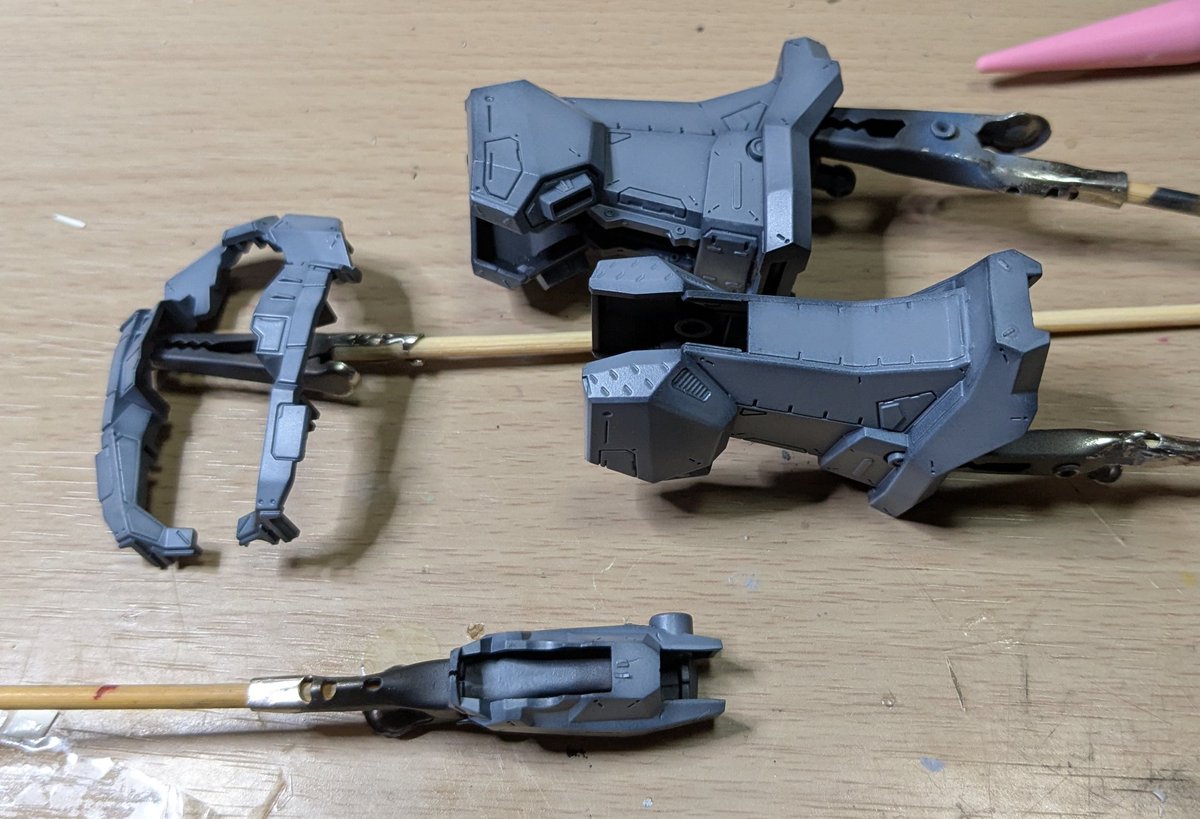 katsuya7639's tweet photo. アーマードコア、メランダー塗り替えました!
後ハメ加工ではめた瞬間パリッと割れたパーツがあったり、クラックが入ってしまった。パーツがあったりで結局全塗り替えを施して、黒立ち上を2回もやるという。その最中ピースの蓋がなくなっていたので田宮様に注文したり
#アーマードコア6
#MELANDER https://t.co/oOfGG8RCzX