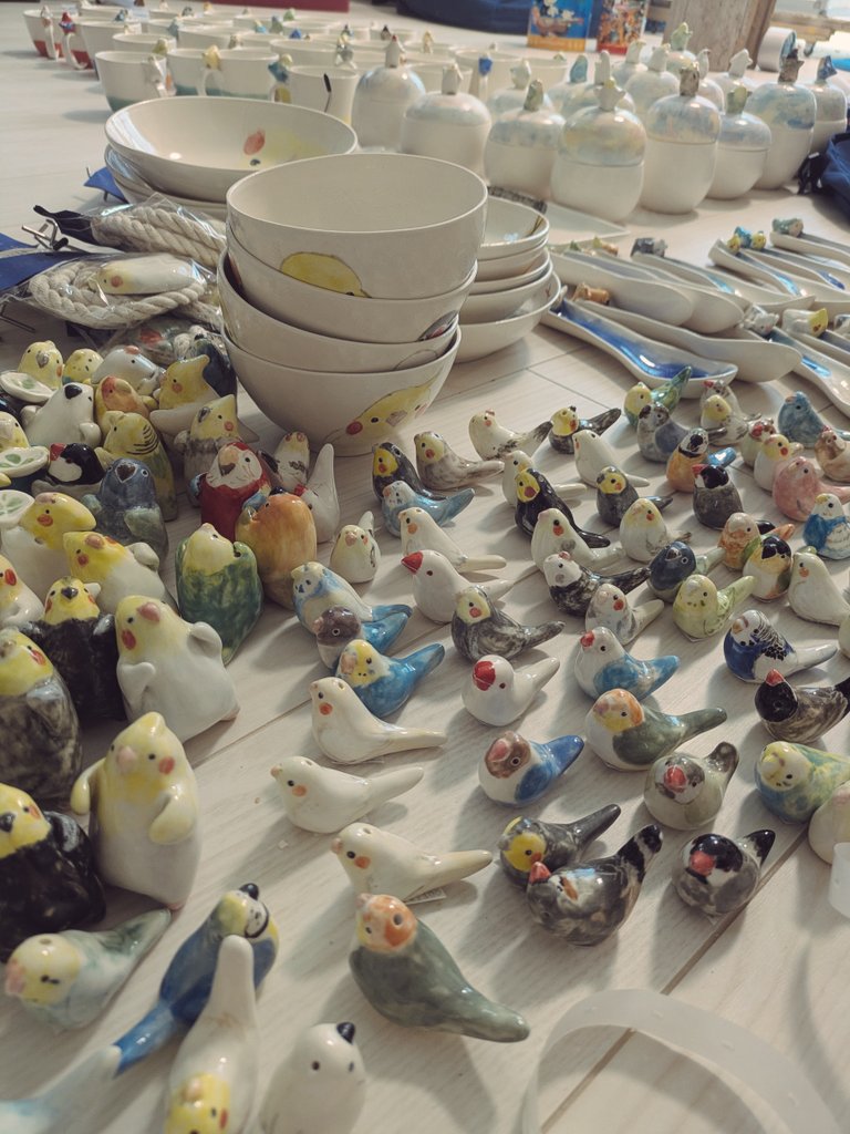 家が大変なことになってます👣
リビングを陶器が埋め尽くしてて、足の踏み場もない...！！！
今日の夕方に発送なのですか...まだまだ余裕で、窯焚いてる上に新作も作り始めてしまったので手持ちも山盛りでいきます🦜
#小鳥ガーデン