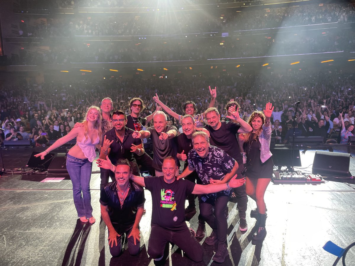 felipestaiti's tweet photo. Gracias NYC!!! Maravillosa noche con nuestros hermanos ⁦@HombresG⁩ #huevosrevueltostour #radiocitymusichall ⁦@EnanitosOficial⁩ https://t.co/3nKSnpNO7m