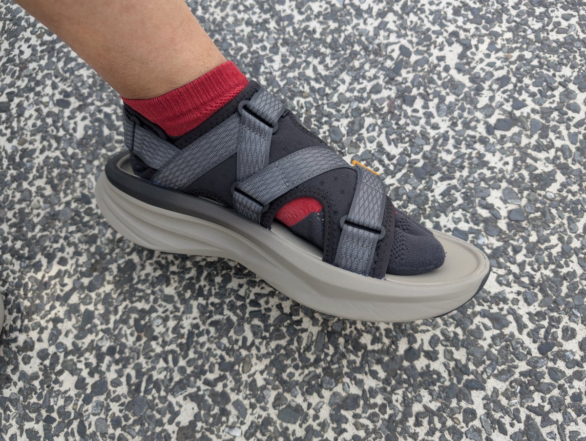 Tfunrun159628's tweet image. 届いたので早速履いてみましたが、クッション性もあって、リカバリーサンダルとしても使える！あと、これで走ってみたけど、快適でした笑
ランニングでは使う予定あまりないけど、これは長いことお世話になるサンダルだ
 #Teva