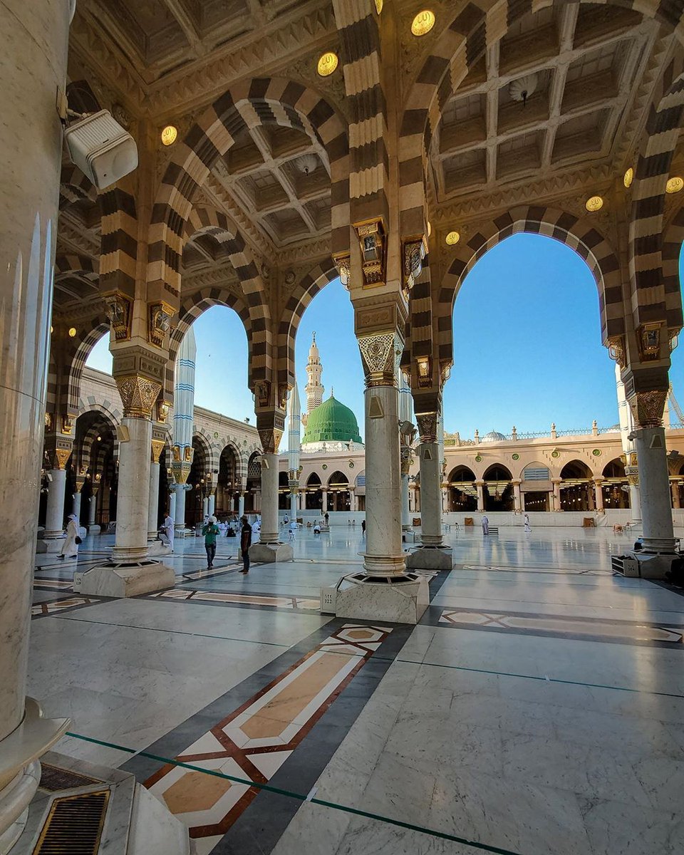 خذني إلى غارِ اليقينِ حمامةً
أو عنكبُوتاً يا جُعلتُ فِدَاكا

خذني إلى جذعِ الحَنينِ لأنّ لي
في الصّدر جِذعٌ نابضٌ يَهواكا

خذني إلى حيثُ الجِهاتِ تلفّتَتْ
لتَشُدَّ شَوقَ عُيُونِها لخُطَاكا

خذني هَيَاماً حيثُ أبكي سَاعةً
عند المَقامِ وألثُمُ الشُّبَاكا