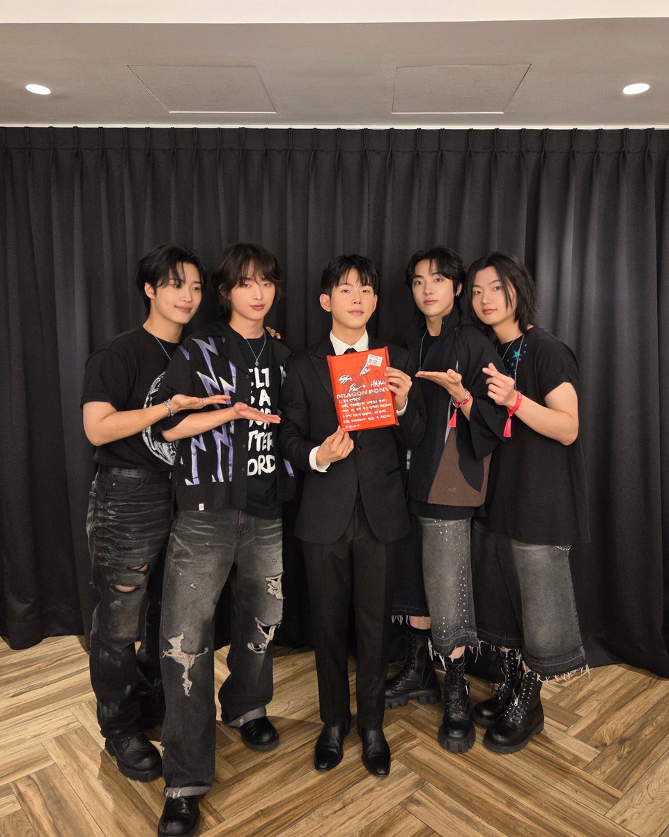 Dragon Pony (@dragonpony_) on Twitter photo 말레이시아에서 만난 폴킴 선배님❣️
<a href="/paulkim_twt/">폴킴 (Paul Kim)</a>
#DragonPony #드래곤포니 #폴킴 #PaulKim
#안태규 #편성현 #권세혁 #고강훈
#AnTaeGyu #PyunSungHyun #KwonSeHyuk #KoGangHun
#ROUNDfestival #ROUNDinMalaysia 말레이시아에서 만난 폴킴 선배님❣️
<a href="/paulkim_twt/">폴킴 (Paul Kim)</a>
#DragonPony #드래곤포니 #폴킴 #PaulKim
#안태규 #편성현 #권세혁 #고강훈
#AnTaeGyu #PyunSungHyun #KwonSeHyuk #KoGangHun
#ROUNDfestival #ROUNDinMalaysia
