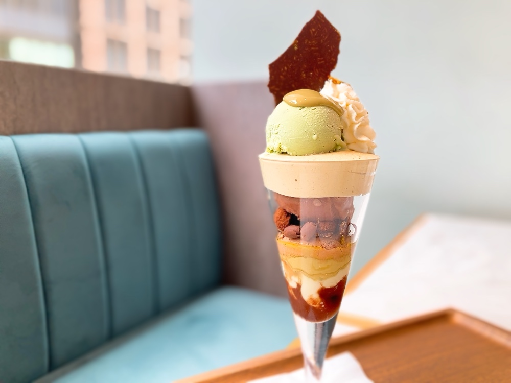 みんな、もう食べた？　ゴディバのドバイチョコレートパフェ🍫🌿
ピスタチオ好きにはたまらない、贅沢すぎる夏スイーツだよ❤　#夏スイーツ #ゴディバ #チョコレート #パフェ 
media.kawa-colle.jp/_ct/17774523