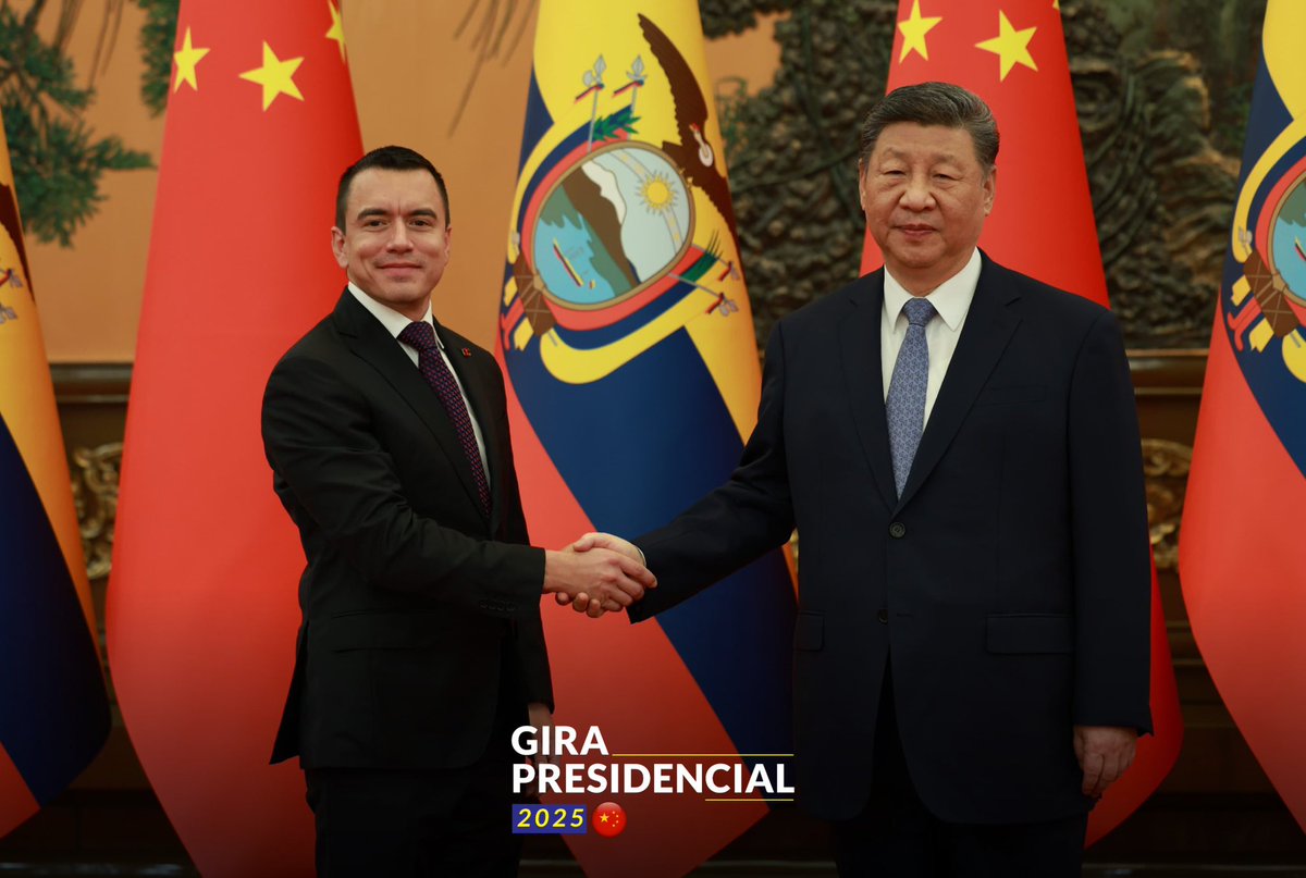 #AgendaEnChina 🇨🇳

🤝 Encuentro histórico

El presidente <a href="/DanielNoboaOk/">Daniel Noboa Azin</a>, acompañado por la canciller <a href="/gabisommerfeld/">Gabriela Sommerfeld</a> y la delegación de ministros, mantuvo un diálogo de alto nivel con el presidente de la República Popular China, Xi Jinping, en el Gran Salón del Pueblo.