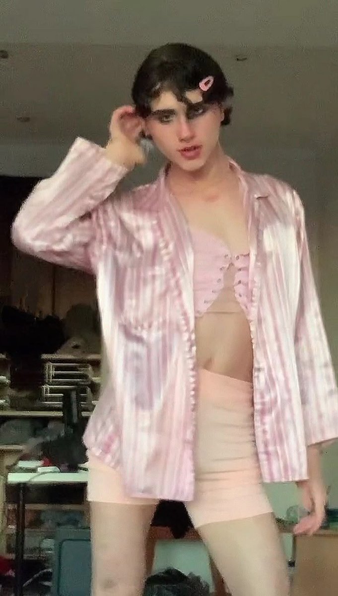 LectorasDeMel's tweet photo. Se filtra foto de Clay Vestido de Rosa 💋💋💋💅🏻💅🏻💅🏻

#Impasse https://t.co/MbEHW56o41