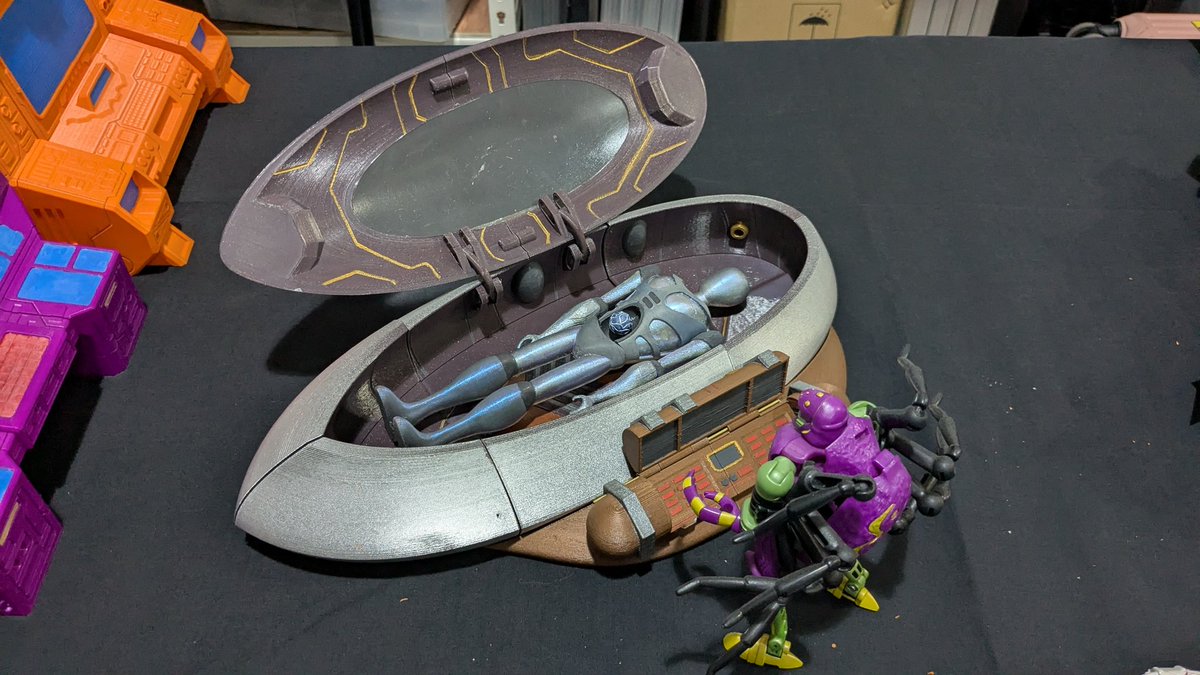 FunbieStudios's tweet photo. Dusted off another favorite build - the Beast Wars Stasis Pod! Comes with the much prized protoform within.

Come grab a look before the Predacons get to it at TFNation 2025!  😁
.
.
.
.
#transformers #beastwars #stasispod #protoform #TFN2025 #FunbieGoesToTFNation https://t.co/cMst8pca0k