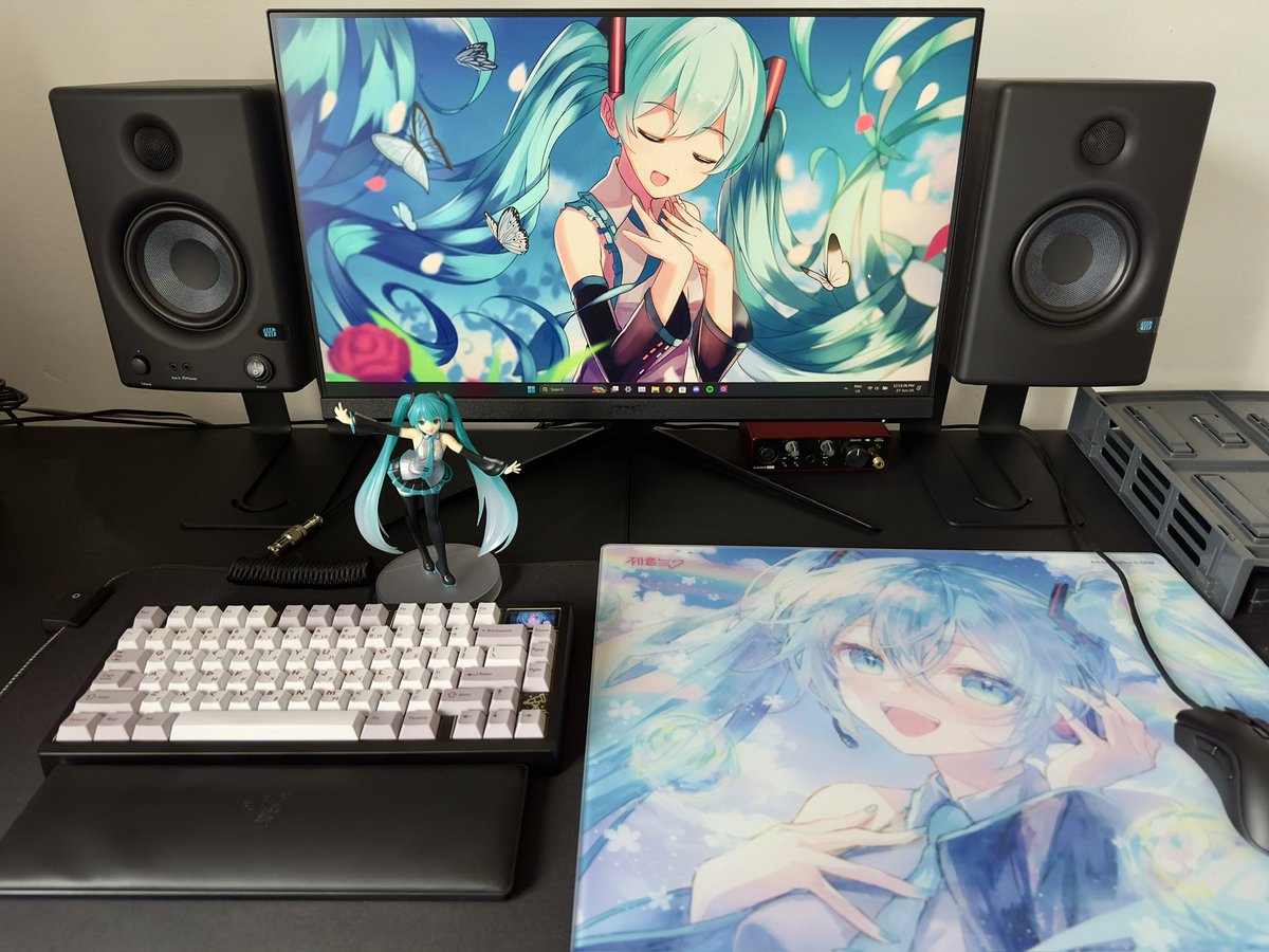 zeckerino's tweet photo. @WallhackHQ Thanks for brightening up my setup 🩵 @WallhackHQ #SummerMiku https://t.co/T3emFKiW1X
